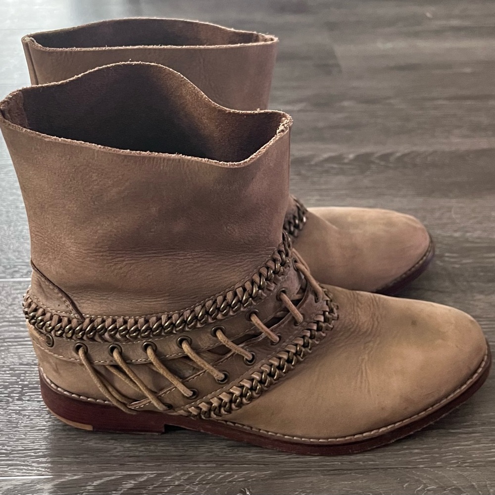 Womens FREE PEOPLE boots sz 39 (8.5)